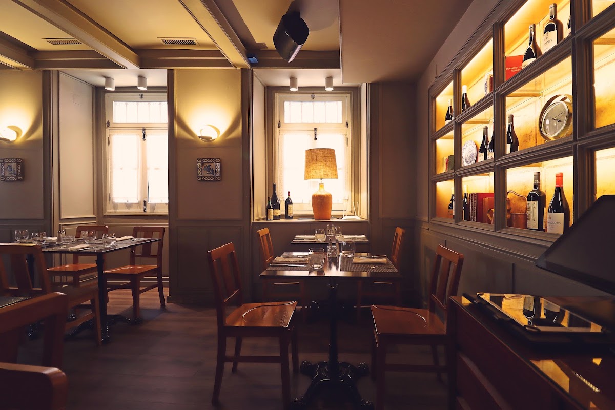 M’arrecreo Pizzeria warm dining room
